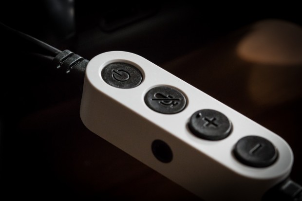 Mit diesem kleinen Gerät am Haupt-Kabelstrang wird das Headset eingeschaltet. (Foto: Katja Höhne/Golem.de)